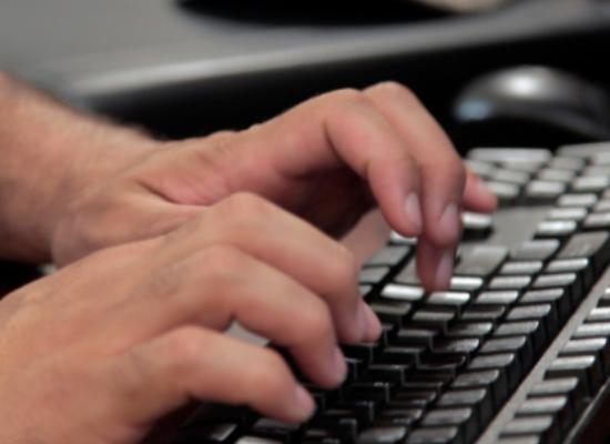 在线课程上，一个人在键盘上打字